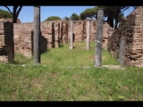 07152 ostia - regio i - insula xii - sede di una corporazione (i,xii,8) - westlichster raum an der suedseite - bli ri osten - 06-2024.jpg